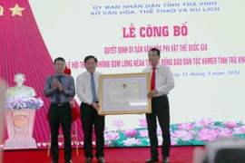 Đại diện Bộ Văn hóa Thể thao và Du lịch trao Quyết định công nhận Di sản Văn hóa phi vật thể Quốc gia Lễ hội Đom Lơng Néak Tà. (Ảnh: Phúc Sơn/TTXVN)