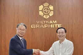 CEO DA Technology ông Lee Sang-hwa (trái) và Chủ tịch VGG ông Nguyễn Đức Lượng trao đổi ký kết hợp tác. (Nguồn: DA Technology)
