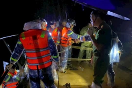 Lực lượng chức năng triển khai cứu hộ tại khu vực xảy ra sự cố.