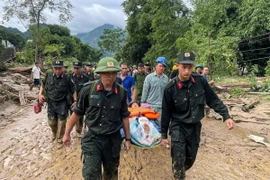 Lực lượng công an cứu hộ, cứu nạn người dân xã Tân Dương, huyện Bảo Yên, tỉnh Lào Cai. (Ảnh: TTXVN)