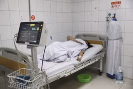 Nạn nhân vụ cháy ở Trung Kính được đưa vào cấp cứu tại bệnh viện Giao thông vận tải. (Ảnh: Huy Hùng/TTXVN)