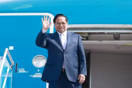 Thủ tướng Phạm Minh Chính tại sân bay quốc tế Nội Bài, lên đường dự Hội nghị Cấp cao ASEAN lần thứ 44, 45 và các hội nghị cấp cao liên quan tại Vientiane (Lào). (Ảnh: Dương Giang/TTXVN)