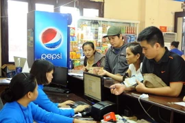 Hành khách đặt mua vé tại Ga Hà Nội. (Ảnh: Quang Quyết/TTXVN)