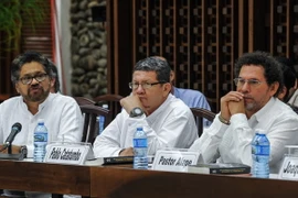 Các thủ lĩnh của FARC Ivan Marquez, Pablo Catatumbo và Pastor Alape tại lễ ký thỏa thuận về bồi thường các nạn nhân cuộc xung đột với đại diện Chính phủ Colombia ở La Habana, Cuba ngày 15/12/2015. (Nguồn: AFP/TTXVN)