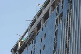 Phần tum và tầng 19 sẽ được phá dỡ toàn bộ trong giai đoạn 1. (Ảnh: Tuấn Anh/TTXVN)