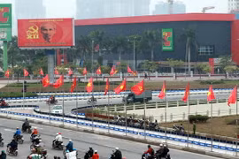 Khu vực nút giao đường Phạm Hùng với đường Trần Duy Hưng, quận Cầu Giấy được trang trí nhiều biểu ngữ, cờ hoa chào mừng Đại hội. (Ảnh: Đắc Giang/TTXVN)