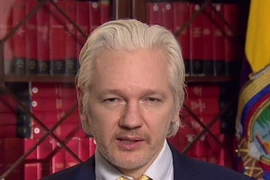 Nhà sáng lập WikiLeaks Julian Assange trong cuộc họp báo tại Đại sứ quán Ecuador ở London, Anh ngày 18/8/2014. (Nguồn: CNN/TTXVN)