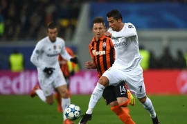 Tiền đạo Cristiano Ronaldo (phải) đi bóng trong trận đấu giữa CLB Real Madrid gặp Shakhtar Donetsk, bảng A, giải UEFA Champions League ở Lviv, Ukraine ngày 25/11. (Nugồn: AFP/TTXVN)