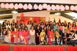 Toàn thể cộng đồng người Việt tại Mexico chụp ảnh chung mừng Xuân Bính Thân. (Ảnh: Việt Hòa/Vietnam+)