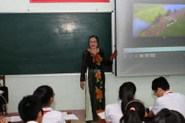 Cô Nguyễn Thị Kim Minh giảng môn Lịch sử với tiêu đề "Thành Cổ Loa và Lực lượng quốc phòng” trên phần mềm do cô soạn thảo tại trường THCS Trần Quý Cáp (Đà Nẵng). (Ảnh: Trần Lê Lâm/TTXVN)