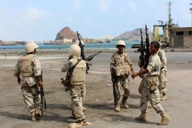 Lực lượng trung thành với Tổng thống Yemen Abedrabbo Mansour Hadi gác tại cảng Aden sau khi giành lại quyền kiểm soát thành phố này. (Nguồn: AFP/TTXVN)
