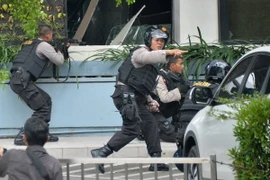 Lực lượng an ninh Indonesia đấu súng với các đối tượng tấn công tại hiện trường vụ nổ ở Jakarta. (Nguồn: AFP/TTXVN)