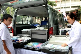 Tổ y tế của Bệnh viện Xanh Pôn kiểm tra các thiết bị y tế và thuốc thiết yếu sẵn sàng phục vụ đại hội. (Ảnh: Dương Ngọc/TTXVN)