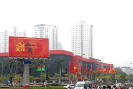 Khu vực nút giao đường Phạm Hùng với đường Trần Duy Hưng, quận Cầu Giấy được trang trí nhiều biểu ngữ, cờ hoa chào mừng Đại hội. (Ảnh: Quang Quyết/TTXVN)