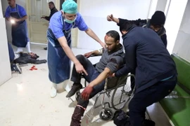 Nạn nhân bị thương trong vụ đánh bom điều trị tại bệnh viện ở Qamishli, Syria. (Nguồn: AFP/TTXVN)