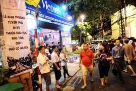 Không gian đi bộ trong khu phố cổ Hà Nội. (Ảnh: Minh Đức/TTXVN)