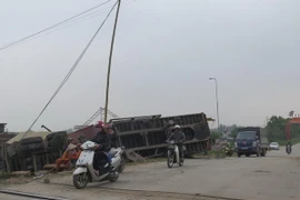 Các phương tiện giao thông đã lưu thông bình thường tại nơi xảy ra tai nạn. (Ảnh: Mạnh Minh/TTXVN)