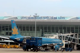 Máy bay của Vietnam Airlines tại Cảng hàng không quốc tế Đà Nẵng. (Ảnh: Huy Hùng/TTXVN)