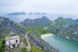 Một góc đảo chính Long Châu (Hải Phòng) nhìn ngọn hải đăng. (Ảnh: Lâm Khánh/TTXVN)