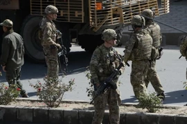 Binh sỹ Mỹ điều tra tại hiện trường một vụ đánh bom ở Kabul, Afghanistan ngày 11/10/2015. (Nguồn: AFP/TTXVN)