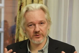 Nhà sáng lập WikiLeaks Julian Assange trong cuộc họp báo tại Đại sứ quán Ecuador ở London, Anh ngày 18/8/2014. (Nguồn: Reuters/TTXVN)