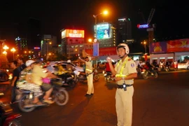 Lực lượng CSGT điều hòa, phân luồng giao thông tại khu vực chợ Bến Thành (quận 1, TP.HCM). (Ảnh: Mạnh Linh/TTXVN)