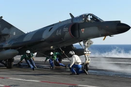 Binh sỹ Pháp chuẩn bị cho đợt xuất kích của máy bay chiến đấu trên tàu sân bay Charles-de-Gaulle ở phía đông Địa Trung Hải ngày 22/11/2015. (Nguồn: AFP/TTXVN)