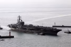 Tàu sân bay Mỹ USS Ronald Reagan tại cảng Busan, Hàn Quốc ngày 30/10/2015. (Nguồn: Yonhap/TTXVN)
