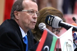 Đặc phái viên Liên hợp quốc tại Libya Martin Kobler (trái) trong cuộc họp báo sau cuộc gặp các đại diện Libya ở thành phố Shahat, miền đông Libya ngày 31/12/2015. (Nguồn: AFP/TTXVN)