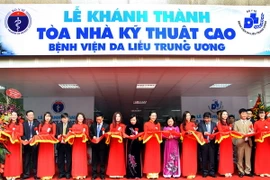 Bộ trưởng Bộ Y tế Nguyễn Thị Kim Tiến cùng các đại biểu cắt băng khánh thành công trình Tòa nhà kỹ thuật cao Bệnh viện Da liễu Trung ương. (Ảnh: Dương Ngọc/TTXVN)