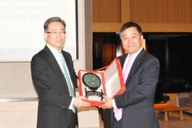 Tổng Lãnh sự Hoàng Chí Trung (phải) và Đặc phái viên Bộ Ngoại giao Trung Quốc tại Hong Kong Tống Triết cùng trao quà lưu niệm tại tiệc chiêu đãi. (Ảnh: Xuân Tuấn-Đức Nam-Mỹ Anh/Vietnam+)