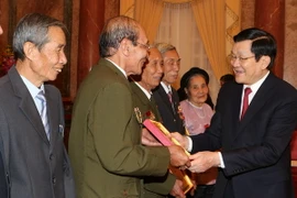 Chủ tịch nước Trương Tấn Sang tặng quà lưu niệm cho các đại biểu. (Ảnh: Nguyễn Khang/TTXVN)