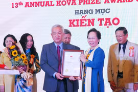 Phó Chủ tịch nước Nguyễn Thị Doan trao giải thưởng KOVA, hạng mục "Kiến tạo" cho tập thể y, bác sỹ Bệnh viện Chợ Rẫy. (Ảnh: Mạnh Linh/TTXVN)