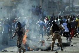 Cảnh hỗn loạn do người biểu tình phản đối việc tổ chức cuộc bầu cử Tổng thống vòng hai gây ra tại thủ đô Port-au-Prince ngày 19/1. (Nguồn: AFP/TTXVN)