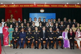 Chủ tịch Ủy ban Trung ương Mặt trận Tổ quốc Việt Nam Nguyễn Thiện Nhân với các đại biểu. (Ảnh: Nguyễn Dân/TTXVN)