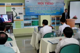 Các chuyên gia của JEPIC giới thiệu về quản lý môi trường khi xây dựng và đưa nhà máy điện hạt nhânvào vận hành. (Ảnh: Công Thử/TTXVN)