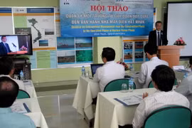 Các chuyên gia của JEPIC giới thiệu về quản lý môi trường khi xây dựng và đưa nhà máy điện hạt nhânvào vận hành. (Ảnh: Công Thử/TTXVN)