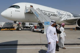 Máy bay Airbus A350 được trưng bày tại triển lãm hàng không Dubai. (Nguồn: AFP/TTXVN)