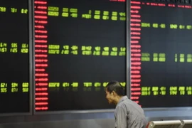 Nhà đầu tư theo dõi bảng tỉ giá chứng khoán tại thủ đô Bắc Kinh, Trung Quốc ngày 25/8. (Nguồn: AFP/TTXVN)