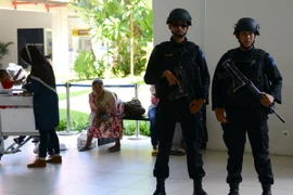 Cảnh sát Bali tuần tra tại khu vực sân bay Ngurah Rai ở Denpasar trên đảo Bali. (Nguồn: AFP/TTXVN)