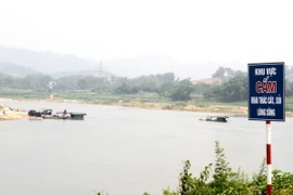 Tàu khai thác cát trái phép trên sông Lô tại Tuyên Quang. (Ảnh:: Văn Tý/TTXVN)