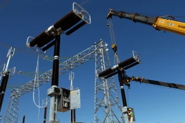 Thi công, lắp đặt thiết bị trạm biến áp 500kV Pleiku 2. (Ảnh: Ngọc Hà/TTXVN)