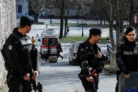 Cảnh sát Thổ Nhĩ Kỳ tại hiện trường vụ đánh bom đẫm máu ở Istanbul ngày 12/1. (Nguồn: AFP/TTXVN)