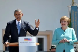 Thủ tướng Đức Angela Merkel (phải) và Tổng thống Mỹ Barack Obama phát biểu trong chuyến thăm làng Kruen, ngoại ô thành phố Garmisch-Partenkirchen, Đức ngày 6/7/2015. (Nguồn: AFP/TTXVN)