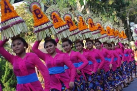Người dân Bali trong cuộc diễu hành tại liên hoan nghệ thuật Bali. (Nguồn: AFP/TTXVN)