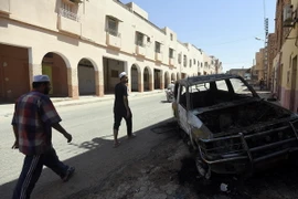 Xe ôtô bị phá hủy trong xung đột giáo phái giữa người thiểu số Berbers và người Arab tại thị trấn Guerara. (Nguồn: AFP/TTXVN)