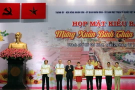 Ông Võ Văn Thưởng, Ủy viên Bộ Chính trị, Phó Bí thư Thường trực Thành ủy Thành phố Hồ Chí Minh tặng Bằng khen cho các tập thể và cá nhân kiều bào. (Ảnh: Phương Vy/TTXVN)