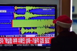 Biểu đồ mô tả rung chấn của động đất gần bãi thử hạt nhân Punggye-ri của Triều Tiên, tại nhà ga ở Seoul, Hàn Quốc ngày 6/1. (Nguồn: AFP/TTXVN)