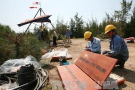 Thực hiện những mũi khoan cuối cùng trong việc khảo sát địa điểm xây dựng nhà máy điện hạt nhân Ninh Thuận 2 tại huyện Ninh Hải (Ninh Thuận). (Ảnh: Ngọc Hà/TTXVN)