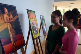 Lưu học sinh Lào tham quan Triển lãm ảnh “Sắc hoa Chămpa” trong chương trình “Giao lưu hữu nghị Việt- Lào tại Quảng Nam. (Ảnh: Đỗ Trưởng/TTXVN)